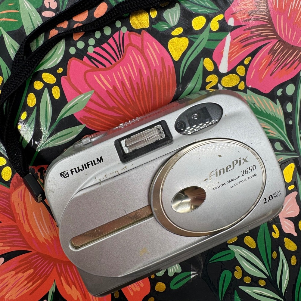 Fujifilm FinePix 2650‎ Digital Camera Silver 2.0MP 3x Optical Zoom Y2K Vintage